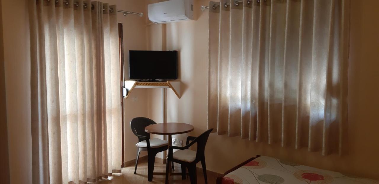 Pensjonat Amras House *